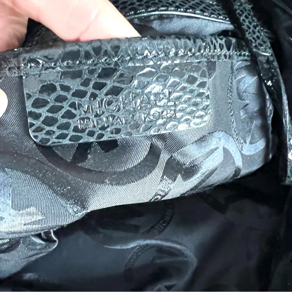 ♦️SOLD♦️MICHAEL KORS Jet Black Snake Python Embossed Patent Leather Shoulder Bag - Picture 11 of 15